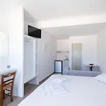 Lorenzo Studios And Suites Paros