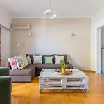Floral And Stylish Apt For 4Ppl Next To Metro