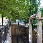 Plato'S Square Apartments