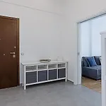 Spacious Two Bedroom Apartment In Central Location