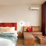 Top Floor Getaway, Balcony And Private Pool + Acropolis View!