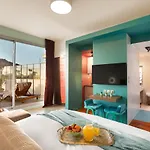 Top Floor Getaway, Balcony And Private Pool + Acropolis View!