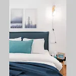Contemporary Minimalist 2-Bdrm Apt By The Homis!