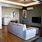 Βright Walled Designed Apt In Glyfada Center