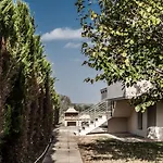 Μodern Apartment With Big Garden