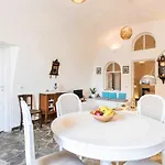 Bioclimatic Cave House Santorini