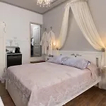 Marika'S Deluxe Rooms