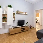 Chic & Minimal Apt. 5 Min From Metro