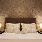 Nicholas Point Apartments And Rooms
