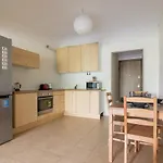Two Bedroom Renovated Apartment Near The Subway