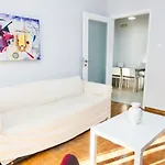 Quiet, Comfy Apartment With Balcony Near To Metro!