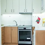 Quiet, Comfy Apartment With Balcony Near To Metro!