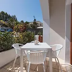 Modern 2-Bed House In The City Centre Fira