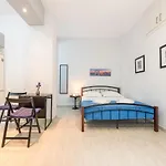 Sweet And Central Apt For 2
