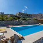 Spacious 6 Bdrm Stone Villa With Pool