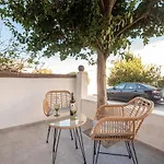 Irene'S Sunny Apartment