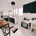 Seaside Apartment In Flisvos Marina