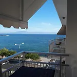 Lucy'S Adorable First Line Beachfront Holiday Home