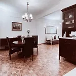 Vintage 2-Bedroom Apt In The Heart Of The City