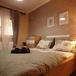 Stylish Kosher Oasis Near The Airport And Beach