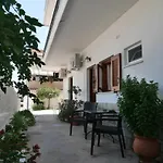 Chrysoula'S Welcoming Triple Room With Yard