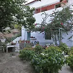 Apatouria Farmhouse