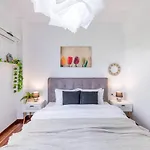 Modern Escape Near Riviera & Niarchos Foundation!