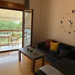 Διαμερίσματα 80 Τμήμα Με 2 Κρεβατοκάμαρες Πλήρως Ανακαινισμένο Σε Υπέροχη Τοποθεσία. Πολυ Κοντά Σε Παραλιες , Μέσα Μαζικής Μεταφοράς, Μπαρ Και Εστιατόρια