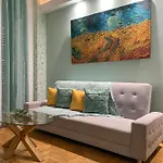 Cozy And Chic Apartment In The Center, 5 Min Subway