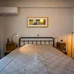 Spacious Apartment In Kavouri