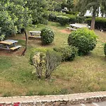 Διαμερίσματα 80 Τμήμα Με 2 Κρεβατοκάμαρες Πλήρως Ανακαινισμένο Σε Υπέροχη Τοποθεσία. Πολυ Κοντά Σε Παραλιες , Μέσα Μαζικής Μεταφοράς, Μπαρ Και Εστιατόρια