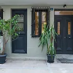 Athenian Central Studio With Garden!