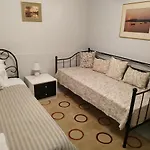 Linda'S House