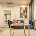 Apollo'S Apartment On Radio City Midas Home