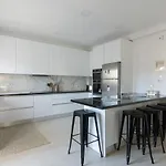 Spacious And Modern Flat For 4