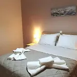 Modern Home, 6' From The Metro