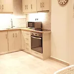 Modern Home, 6' From The Metro