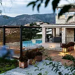 Luxurious 4 Bedroom Villa Xris With Infinity Pool And Beach Access