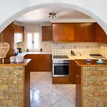 Modern 2 Bed Apartment In Downtown Of Fira