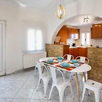 Modern 2 Bed Apartment In Downtown Of Fira