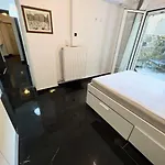 Beautiful Studio With Private Yard
