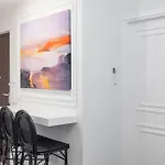 Lux 2 Bedroom Apt Next To Metro