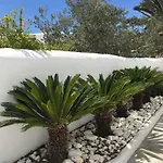 White Luxury Suite With Shared Pool Downtown
