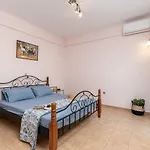 Nick & Debbie'S Two-Storey Apartment