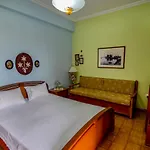 Vivian' S House