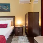 Johnny'S Three Bedroom Apartment