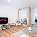 Bright Apartment Near The Beach