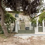 Queen'S Stone Legend, Royal Living By Acropolis