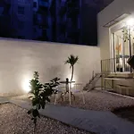 Patio Apartment Near Metro & Acropolis
