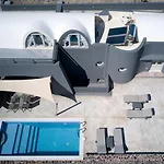 Theano Cave Suites & Villas
